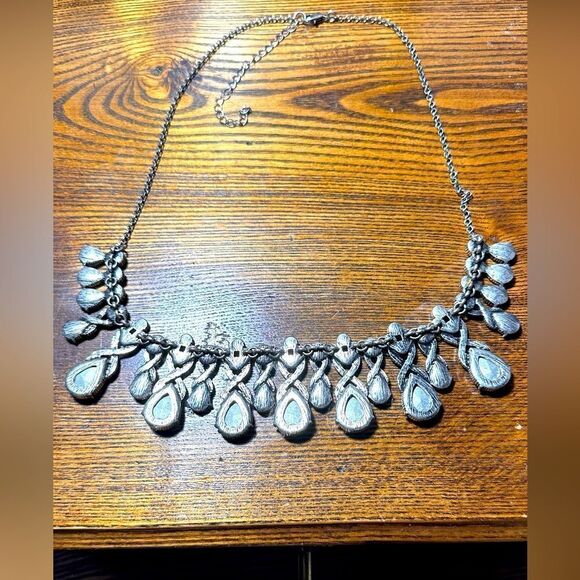 Vintage Inspired Crystal Statement Necklace - Picture 3 of 5